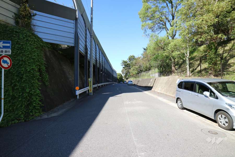 敷地北西側の前面道路（南西側から）