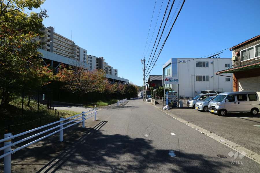 敷地北東側の前面道路（南東側から）