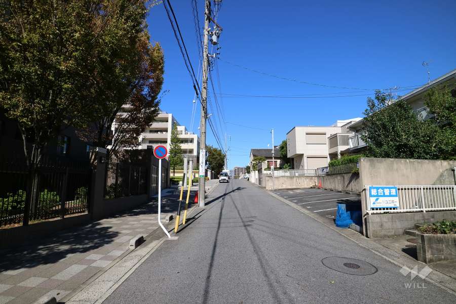 敷地北東側の前面道路（南東側から）