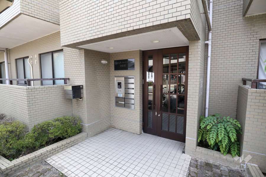 エントランスはオートロック付きです。