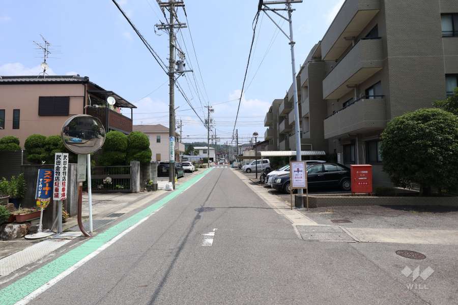 敷地北側の前面道路（西側から）
