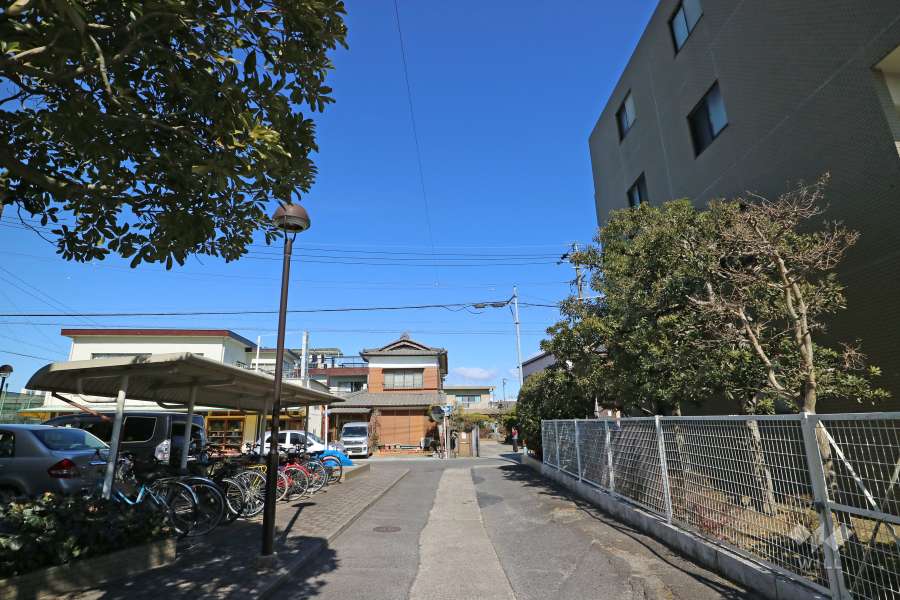 敷地東側の前面道路（南側から）