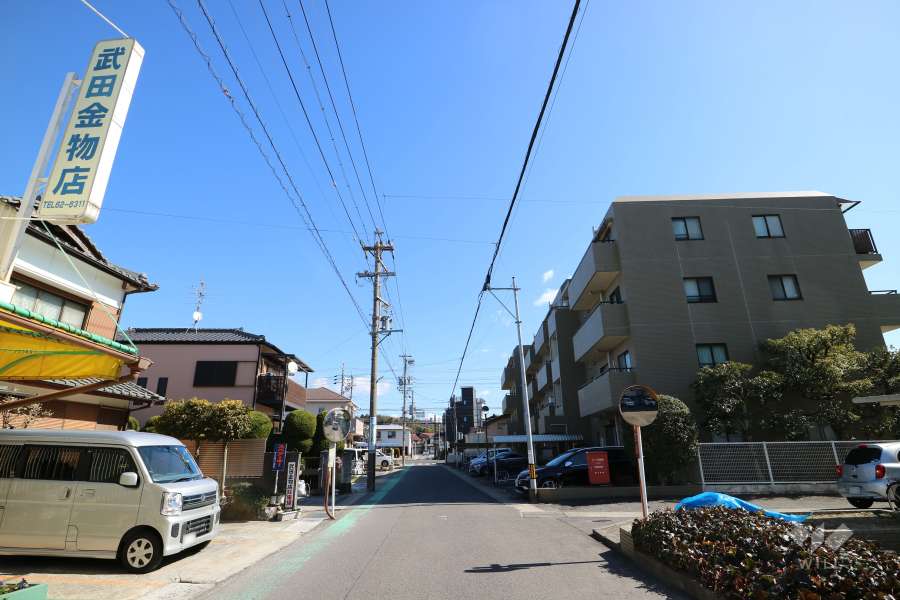 敷地北側の前面道路（西側から）