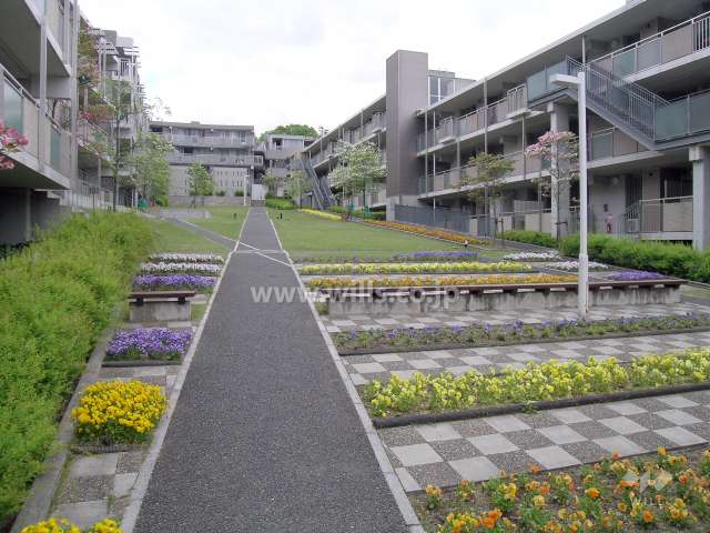 8番館と9番館の間には広場があります。