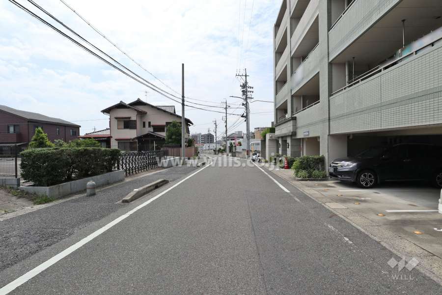 敷地南側の前面道路（東側から）