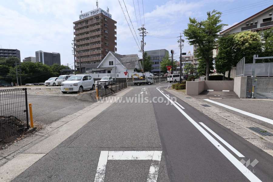 敷地西側の前面道路（南側から）