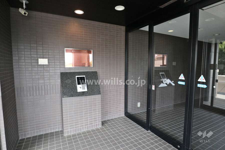 エントランスはオートロック付きです。