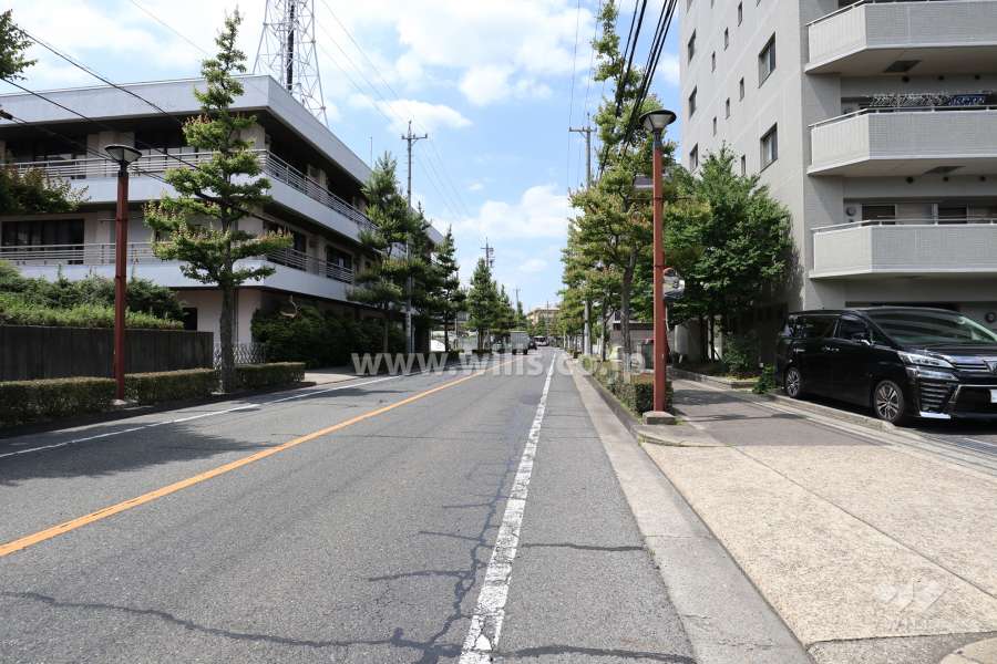 敷地西側の前面道路（南側から）