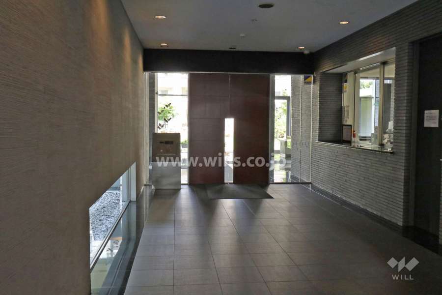 エントランスはオートロック付きです。