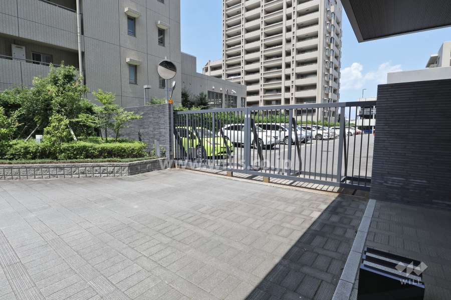 駐車場出入り口（リングシャッター付き）