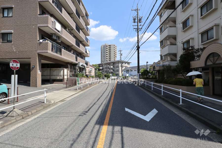 敷地西側の前面道路（北側から）