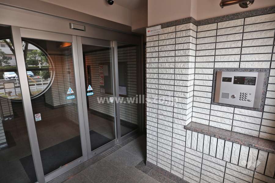 エントランスはオートロック付きです。