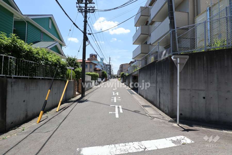 敷地東側の前面道路（北側から）