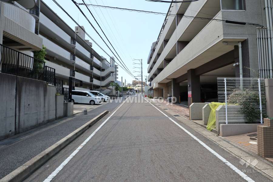 敷地南側の前面道路（東側から）