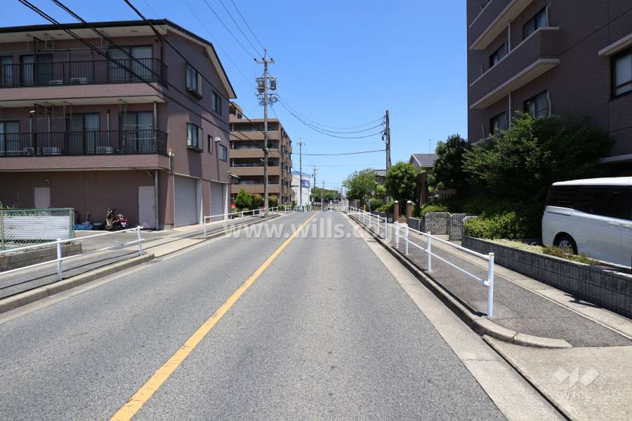敷地西側の前面道路（南側から）