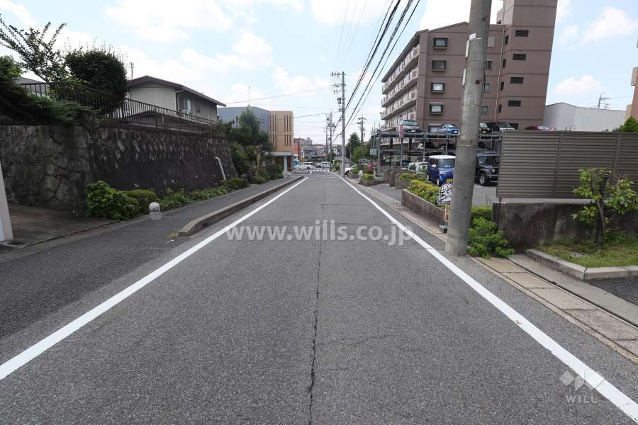 敷地南側の前面道路（東側から）
