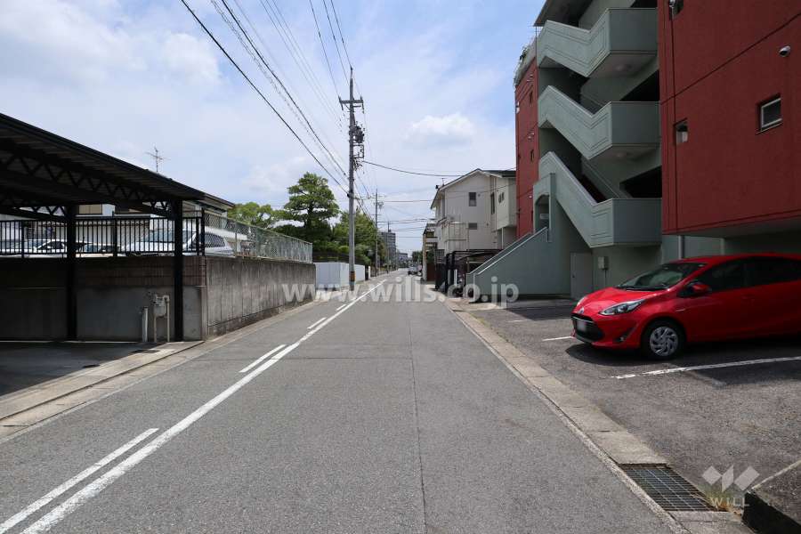 物件の北側前面道路（西側から）