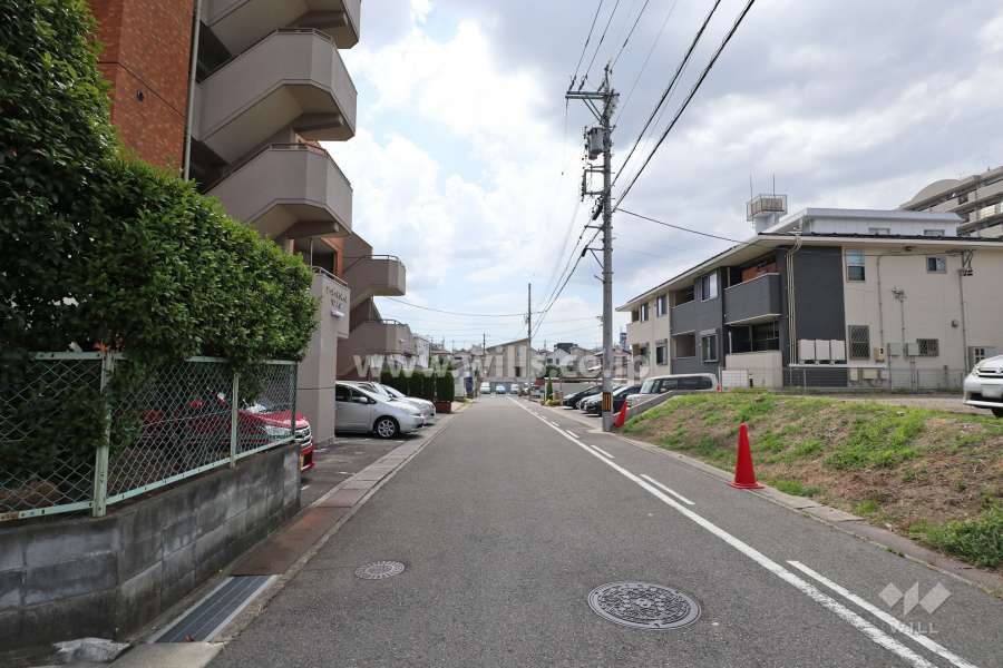 敷地北側の前面道路（東側から）