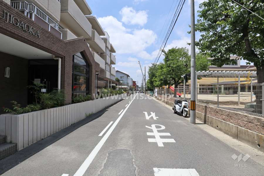 敷地北側の前面道路（東側から）