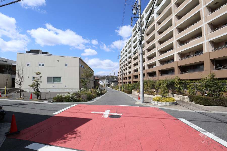 敷地南側の前面道路（東側から）