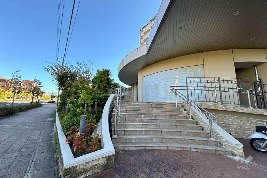 エントランス（グラスシード）車寄せ付き