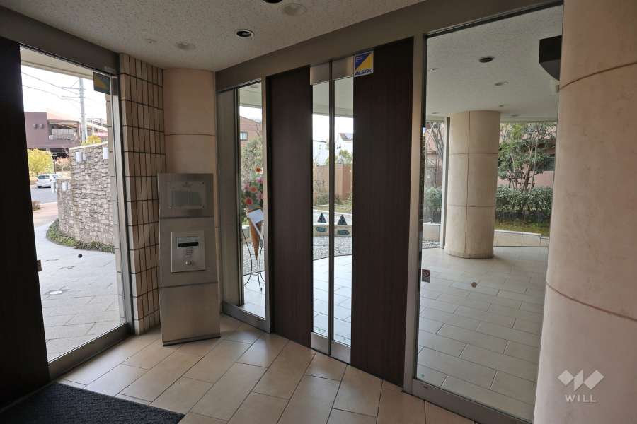 エントランスはオートロック付きです。