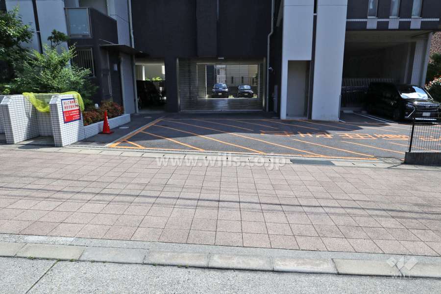 駐車場出入り口