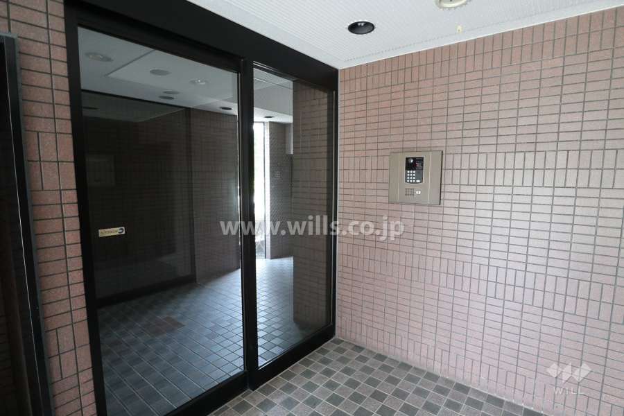 エントランスはオートロック付きです。