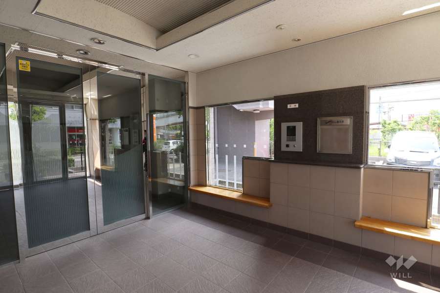 エントランスはオートロック付きです。