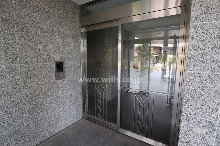 エントランスはオートロック付きです。