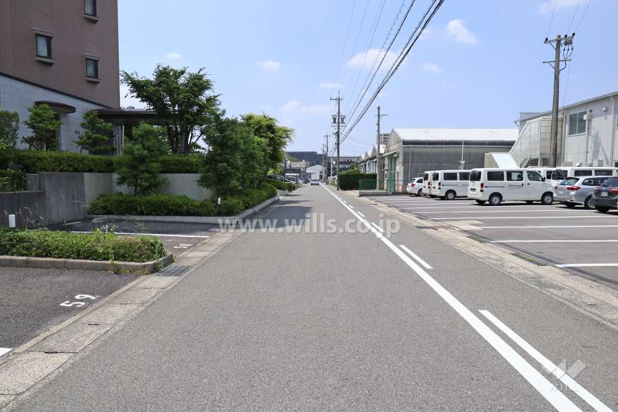 敷地北側の前面道路（東側から）