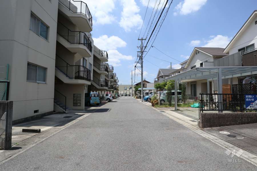 敷地北側の前面道路（東側から）