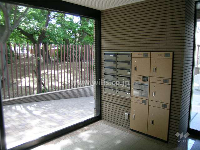 エントランスホール。大きな窓からは大石塚古墳の緑が見えます。