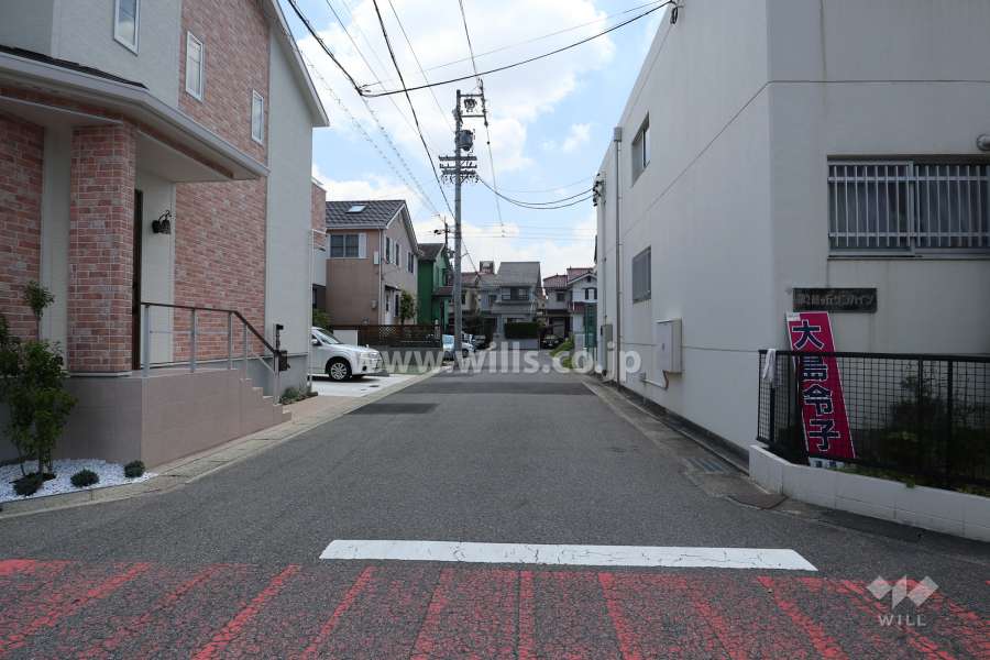 敷地東側の前面道路（北側から）