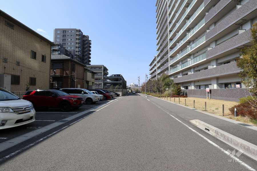 敷地南西側の前面道路（南東側から)
