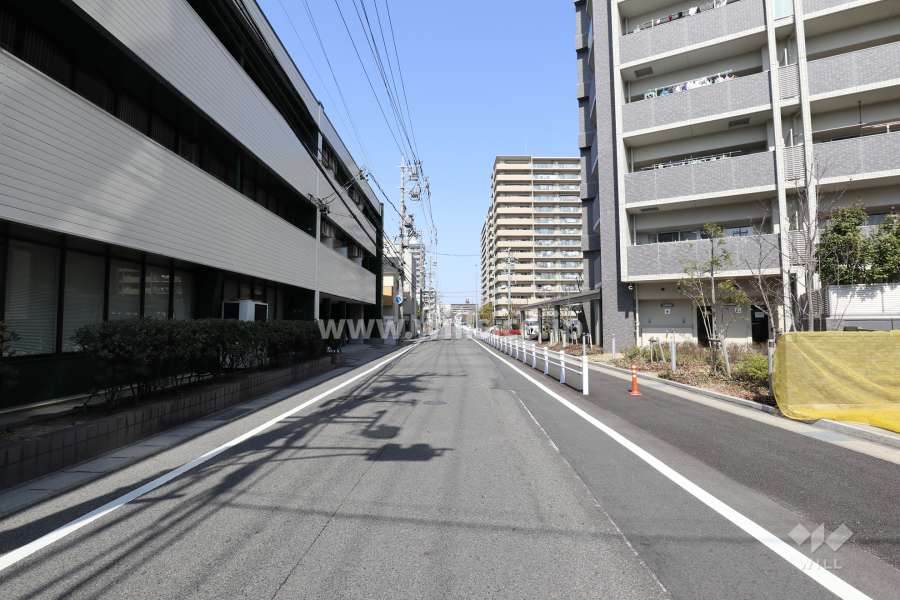 敷地西側の前面道路（南側から）