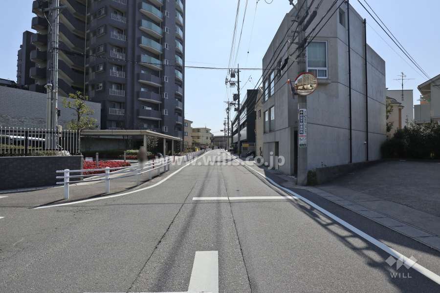 敷地西側の前面道路（北側から）