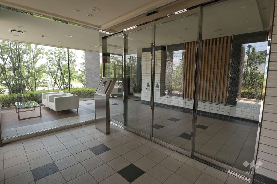 エントランスはオートロック付きです。