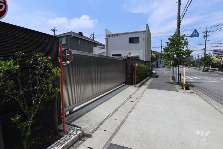 駐車場出入り口（ゲート付き）