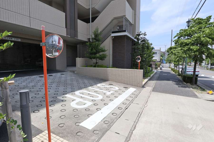 駐車場出入り口