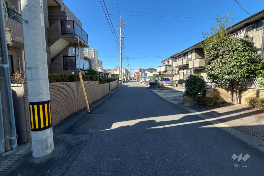 敷地北側の前面道路(東側から)