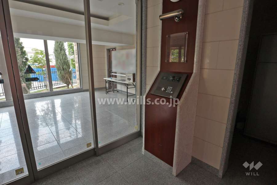 エントランスはオートロック付きです。