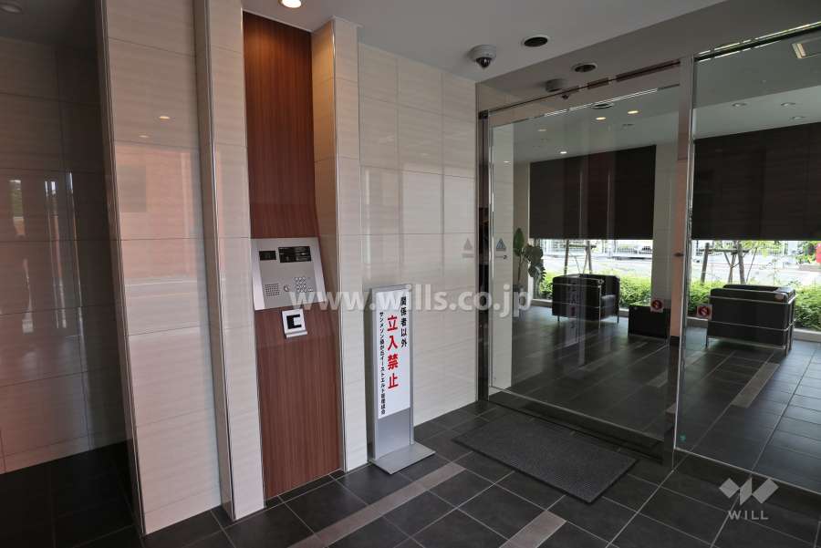 エントランスはオートロック付きです。