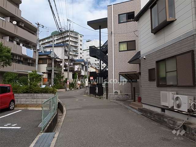 周辺は一戸建てとマンションが混在する住宅地です。地勢はほぼ平坦。