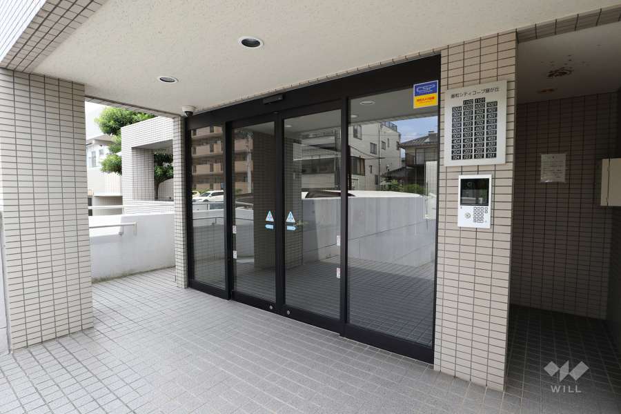 エントランスはオートロック付きです。