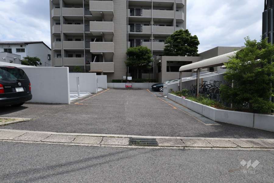 駐車場出入り口