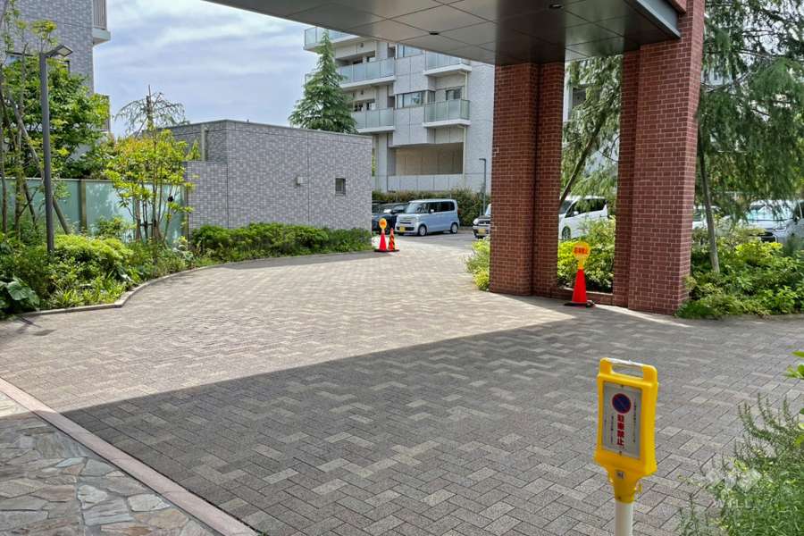 屋根付きの車寄せがあります。