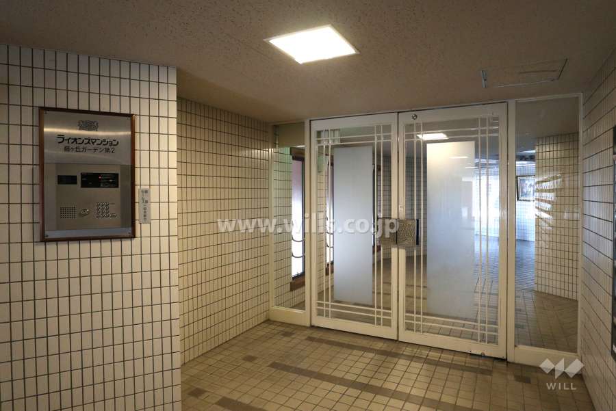 エントランスはオートロック付きです。