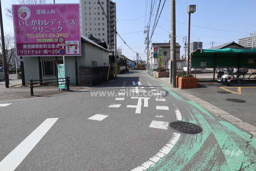 敷地南西側の前面道路（南東側から）