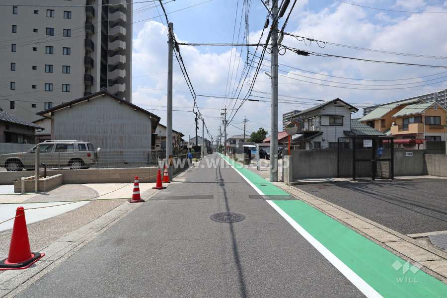 敷地北東側の前面道路（南東側から）